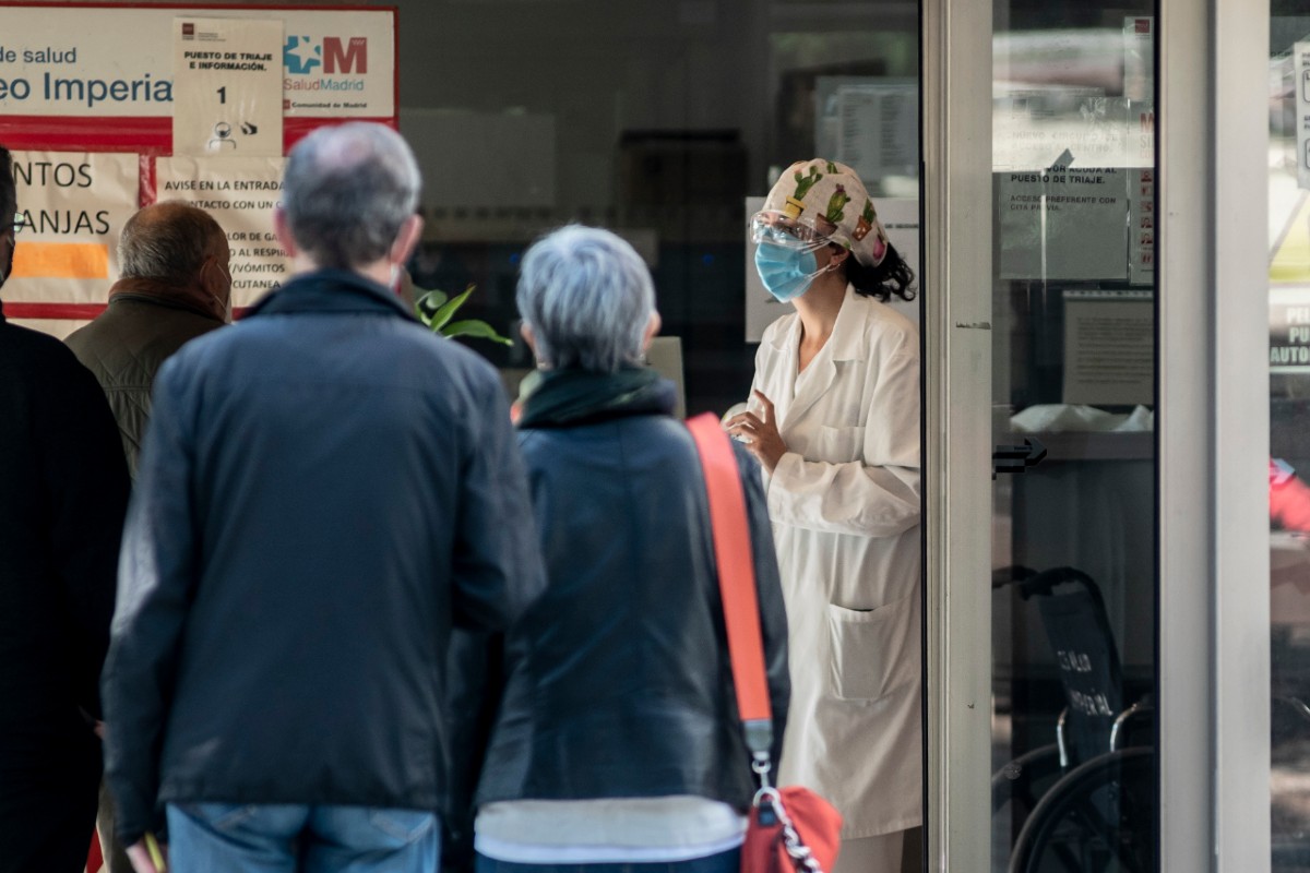 Pacientes acudiendo a un centro de salud. Foto: JOSÉ LUIS PINDADO